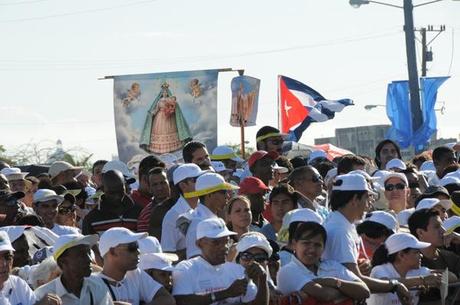 Selección de imágenes de las personas congregadas en la Plaza de la Revolución para misa del Papa