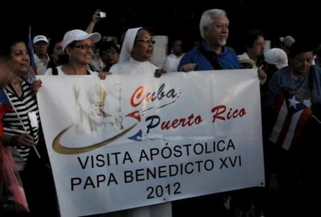 Selección de imágenes de las personas congregadas en la Plaza de la Revolución para misa del Papa