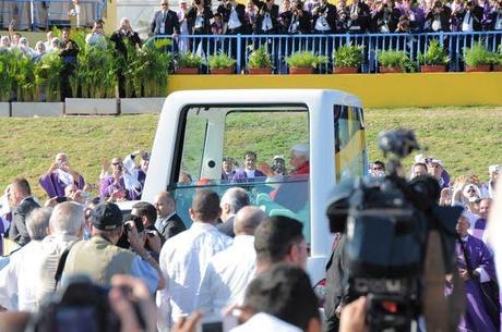 Selección de imágenes de las personas congregadas en la Plaza de la Revolución para misa del Papa
