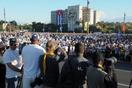 Selección de imágenes de las personas congregadas en la Plaza de la Revolución para misa del Papa