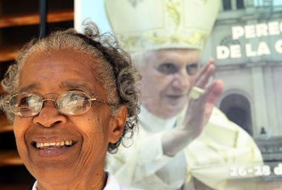 CRÉALO: Emocionada monja cubana que le planchó la sotana al Papa...