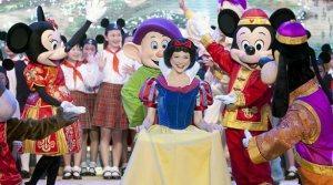 Actores disfrazados de personajes de Disney actúan durante la ceremonia de colocación de la primera piedra del futuro parque Disneyland de Shanghái (China). (Efe)