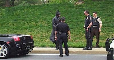 ¿Que harías si te encontraras cara a cara con Batman como estos policías?