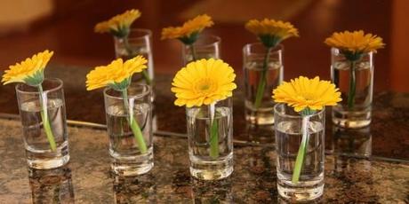 4 flores reflejadas en un espejo