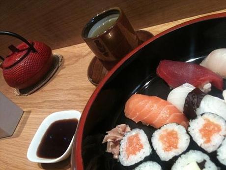 Sushi y té verde en Can Kenji