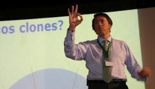 Junto a las espinas, siempre hay rosas