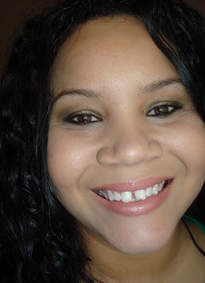 Dos looks primaverales, coral y pistacho.