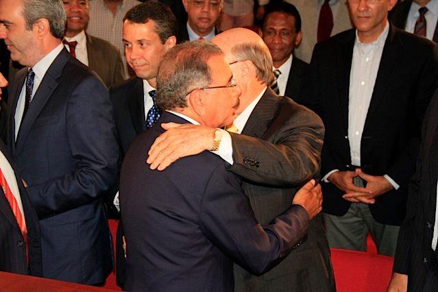 Hipólito Mejía y Danilo Medina en un ¨caluroso abrazo¨