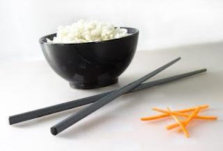 Palillos chinos para comer comida japonesa.
