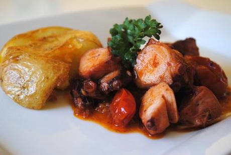 Pulpo en tomates cherrys y pimentón de la Vera