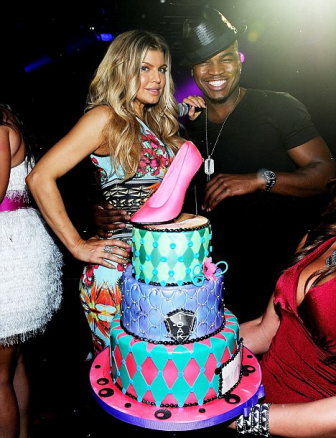 Fergie celebró su 37 cumpleaños en Las Vegas vestida de Givenchy y con tarta a juego