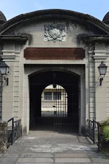 Puerta Real y el Regimiento de Artillería de Plaza de Manila