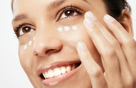 ¿Por qué no sirven las cremas de la cara para contorno de ojos?