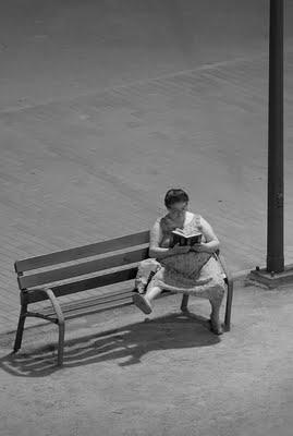 Mujer bajo la farola, Lydia E. Carabajal