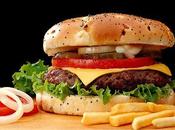 Comer comida chatarra podría causar dormir