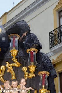 La lluvia desluce el Lunes Santo sevillano