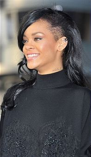 Rihanna estrenó nuevo look en la presentación en Japón de Battleship