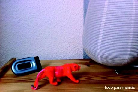 animales pintados de naranja y fucsia