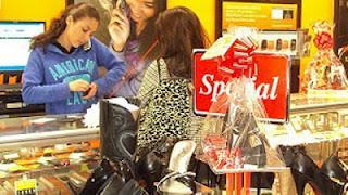 (401) EN PELIGRO EL “NEGOCIO DE LA NOSTALGIA” DE LOS COMERCIANTES HISPANOS