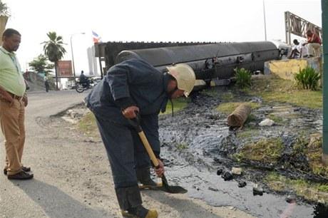 ACCIDENTE: Tanquero se vuelca en la cabeza del puente Duarte