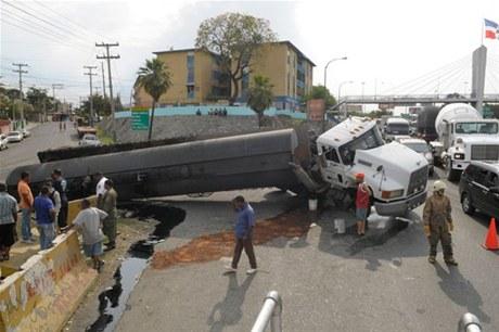 ACCIDENTE: Tanquero se vuelca en la cabeza del puente Duarte