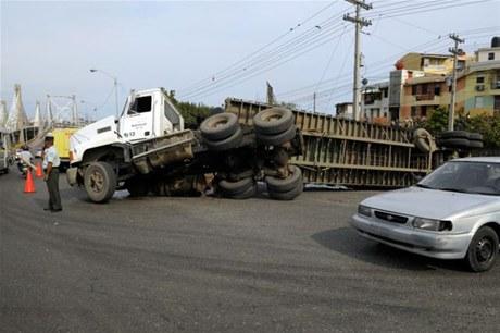 ACCIDENTE: Tanquero se vuelca en la cabeza del puente Duarte