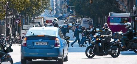 Imagen del tráfico intenso que suele haber cada día en la calle de Balmes con Travessera de Gràcia, el lunes.