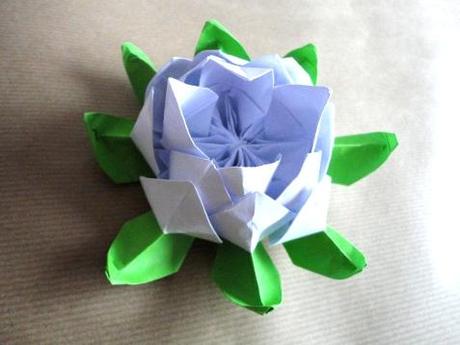 Crea una flor de loto de papel
