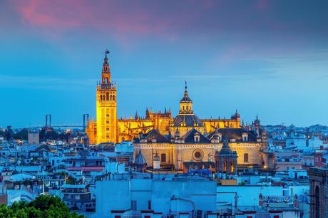 10 cosas que ver y hacer imprescindibles (España) La Catedral de Sevilla y la Giralda en el centro de la ciudad al atardecer