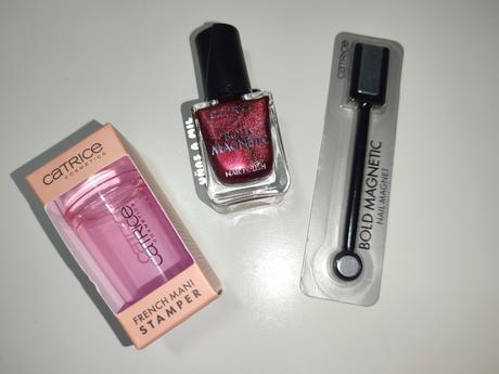 Diseño de uñas en rojo y blanco