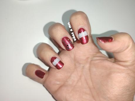 Diseño de uñas en rojo y blanco