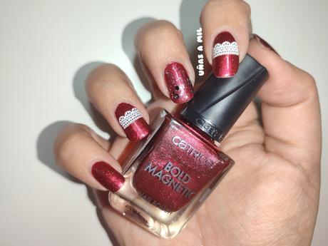 Diseño de uñas en rojo y blanco
