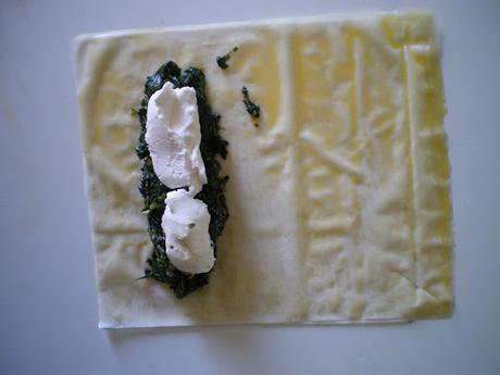Rollitos crujientes de espinacas salteadas y queso crema