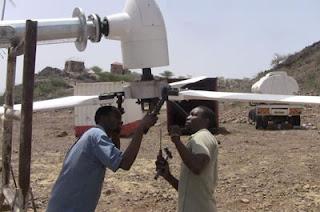 Los aerogeneradores Windspot proveen de energía a los habitantes de una aldea de Kenia.