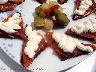 Canapés de salmón con pan negro de Westfalia