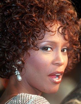 Policía encontró polvo blanco en habitación de Whitney Houston