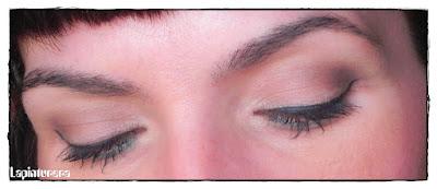 Look con labios morados, ¿en primavera?