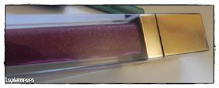 Look con labios morados, ¿en primavera?