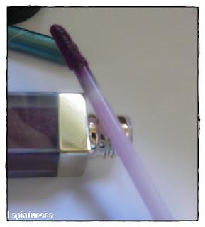 Look con labios morados, ¿en primavera?