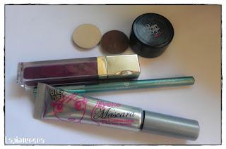 Look con labios morados, ¿en primavera?