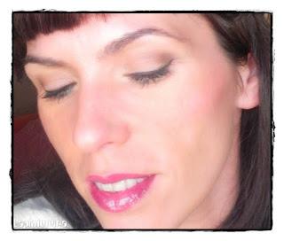 Look con labios morados, ¿en primavera?