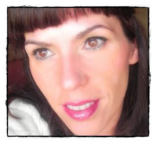 Look con labios morados, ¿en primavera?