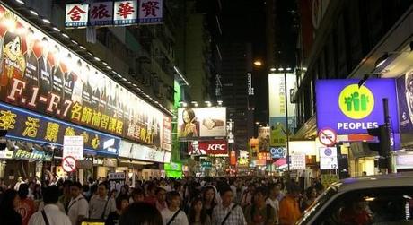 Zona de compras llena de gente