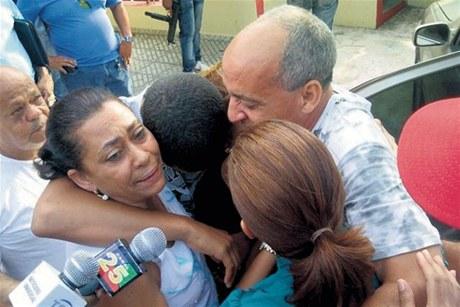 El hacendado vegano Salustiano López se abraza a su familia