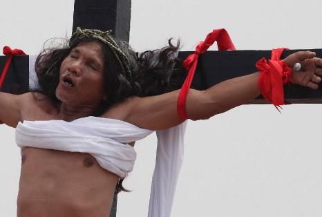 CRÉALO: Filipinos se crucifican por el Viernes Santo