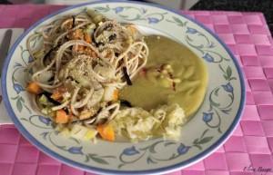 espaguetis elena Espaguetis de espelta con verduras: zanahoria, nabo blanco, cebolla, calabacín, puerro y alga hiziki con puré de lentejas rojas, aderezado con gomasio y vinagre de umeboshi.¡Elena, estás triunfando!