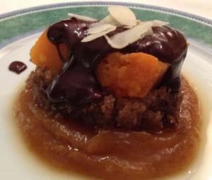 postre 2 Pastel de calabaza con chocolate caliente y salsa de calabaza, dátiles y un poquito de zumo manzana, adornado con almendras... ¡¡¡ESPECTACULAR!!!