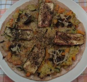 Pizza casera de espelta integral (sin tomate) con verduritas de Violant (Badalona) y también de Elena. Pizza casera de espelta integral (sin tomate) con verduritas de Violant (Badalona) y también de Elena.