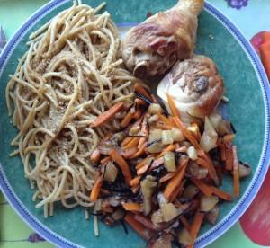 espaguetis con pollo Espaguetis de Kamut con verduritas, algas arame y pollo eco de Amparo Romagosa.