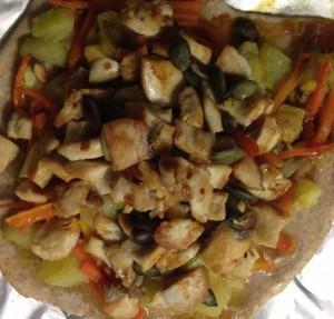 pizza verduras y pollo amparo Pizza de espelta integral con sus verduritas de temporada y trocitos de pollo ecológico por Amparo Romagosa.